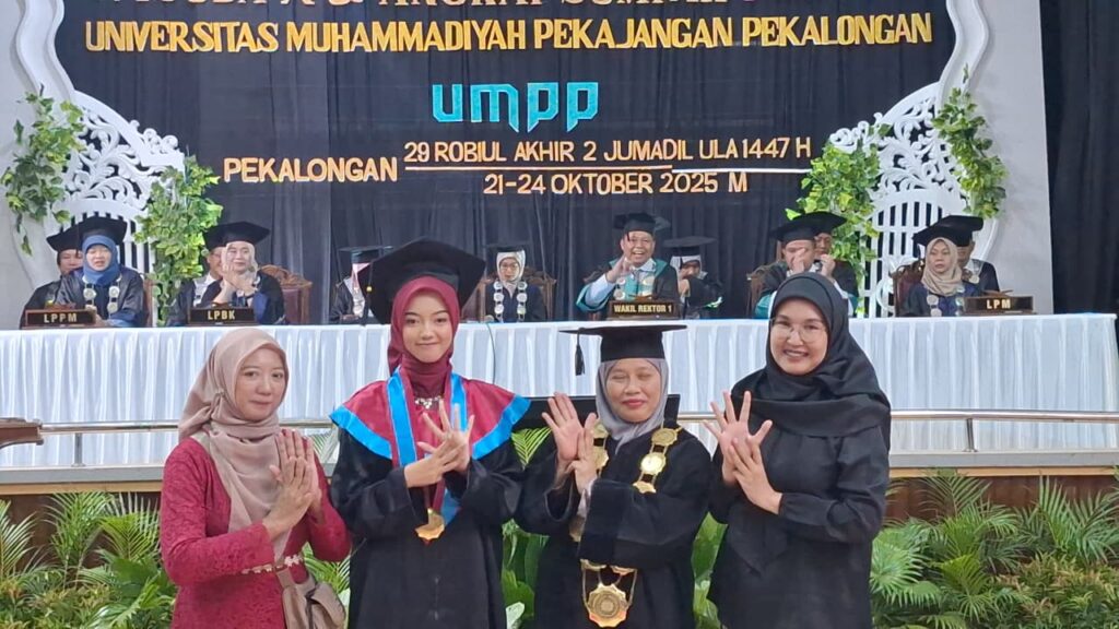 Menginspirasi! Ika Rizki, Wisudawati Tuli Pertama Universitas Muhammadiyah Pekajangan Pekalongan