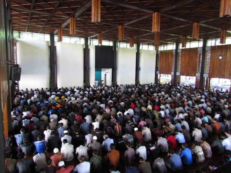 Apakah Seorang Khatib Wajib Memegang Tongkat Saat Khutbah Jumat?