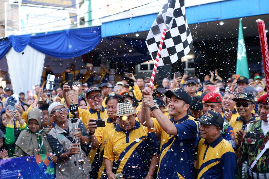 Warga Muhammadiyah Meriahkan Jalan Sehat Milad ke-113 di Surakarta
