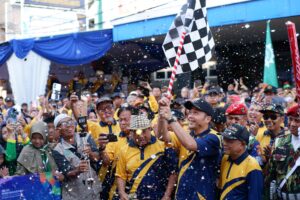 Warga Muhammadiyah Meriahkan Jalan Sehat Milad ke-113 di Surakarta