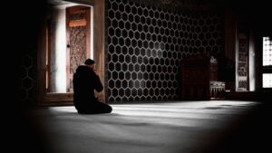 Ibadah Tidak Cukup dengan Gerak Tubuh, Hati Menjadi Penentunya