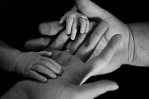 Ketika Anak Lahir, Apakah Disunnahkan untuk Diazani?
