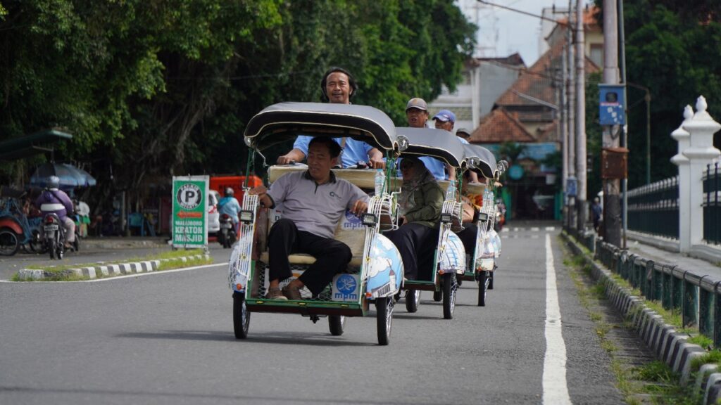 MPM Muhammadiyah Ajak Abang Becak Sambut Libur Nataru dengan Pelayanan Ramah dan Berkeadilan