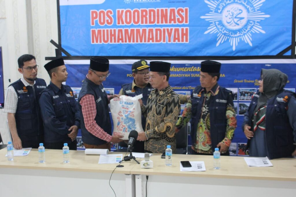 Muhammadiyah Salurkan 30 Ton Beras dari Emirates Red Crescent untuk Korban Bencana