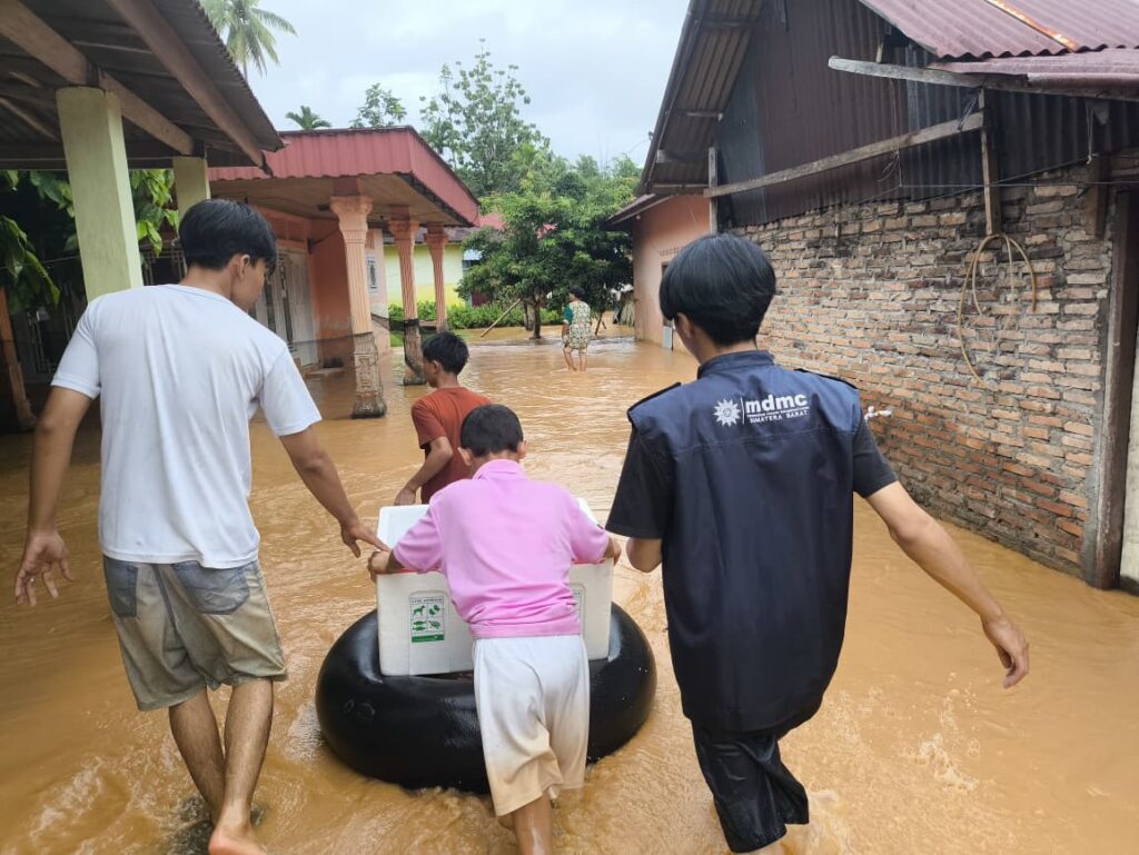 Relawan Muhammadiyah Tembus Lokasi Banjir Terisolasi di Aceh, Sumut, dan Sumbar