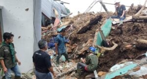 Salat Tetap Sah Meski Pakaian Terkena Najis dan Kotor dalam Situasi Darurat Bencana