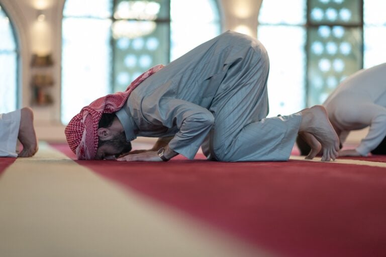 Macam-macam Sujud dalam Islam: Sujud Syukur, Tilawah, dan Sahwi