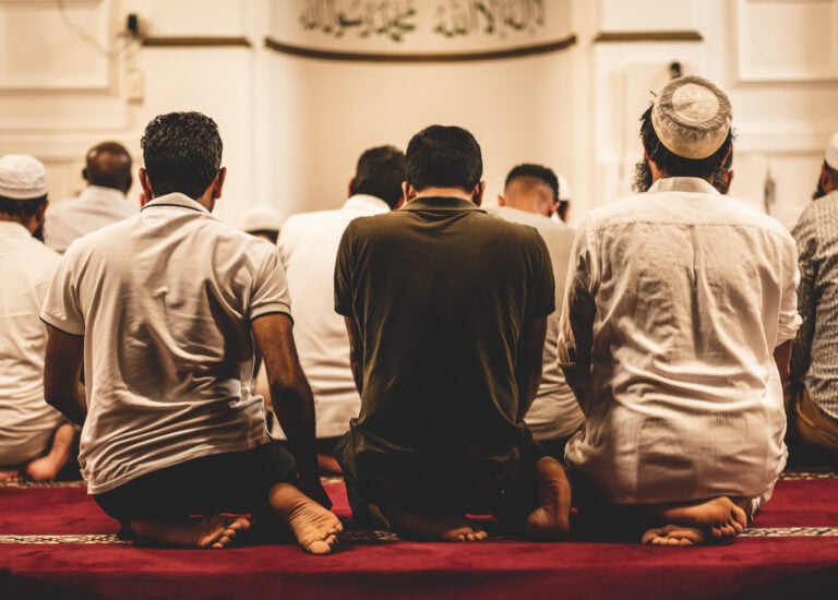 Bolehkah Imam Salat Berjamaah dalam Keadaan Duduk?