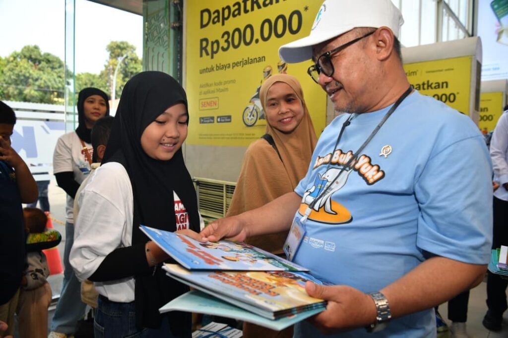 Abdul Mu’ti Bagikan Buku untuk Temani Anak-anak Perjalanan Mudik Lebaran