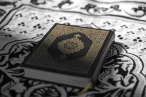 Kapan Al-Quran Diturunkan: Malam Lailatul Qadr atau Nuzulul Qur’an?