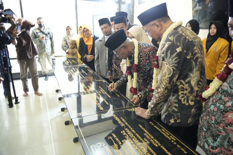 Sehari Di Surabaya Haedar Nashir Resmikan Enam Aum Pcm Gubeng - Sehari