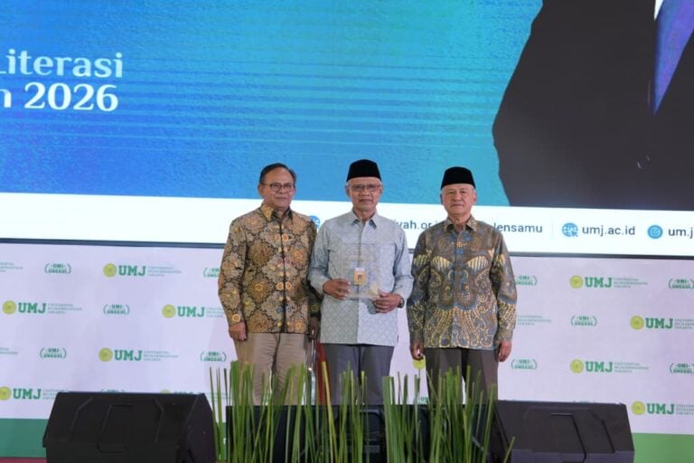 42 Tahun Mengabdi Di Dunia Pers Haedar Nashir Terima Kartu Wartawan Utama