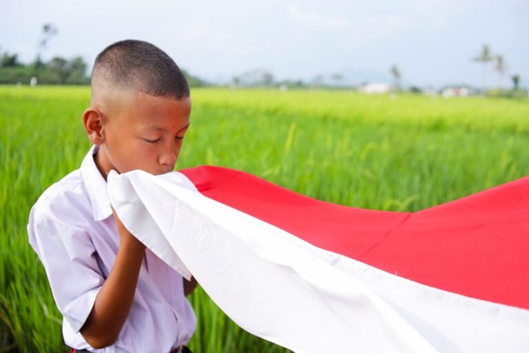 Hukum Mencium Bendera Merah Putih Dengan Penuh Haru - Hukum Mencium Bendera