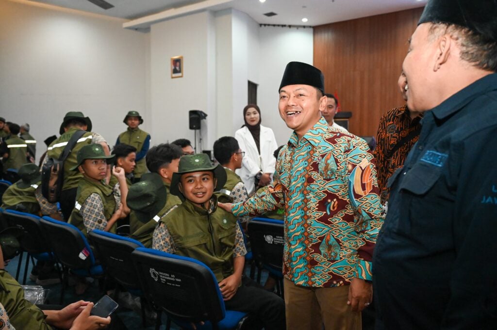 Lepas Kontingen Kemah Santri, Wamen Fajar Dorong Santri Buktikan Kualitas dan Raih Prestasi
