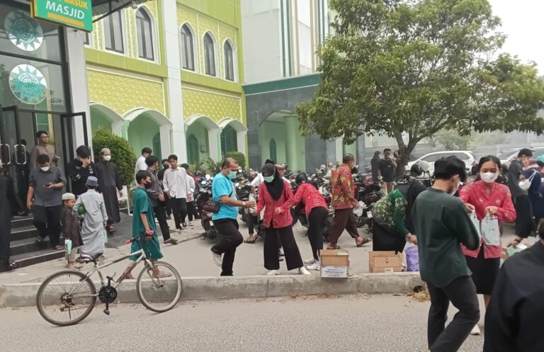 Respons Karhutla Muhammadiyah Kalteng Bagikan Ratusan Paket Bantuan Kepada Warga - Respons
