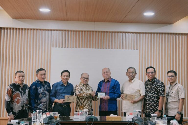 Perkuat Pembelajaran Paud Dan Sekolah Muhammadiyah Jatim Terima 140 Tablet Pintar -